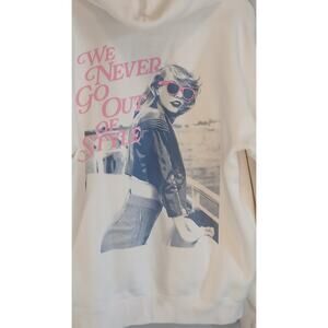 Taylor Swift 1989 Hoodie Pullover Womens We Never Go Out Of Style Size Large